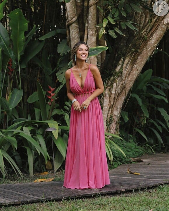 Vestido rosa com recortes na cintura: Giovanna Ewbank usou peça fluida em tom romântico para o casamento de amigos.