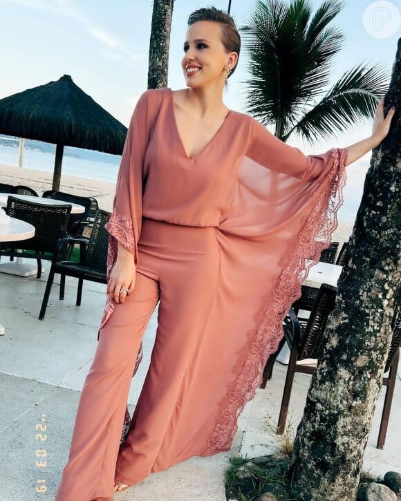 Macacão com tecido fluido e manga ampla: Marcella Rica escolheu outfit rosa suave para a festa de casamento