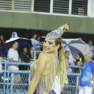 Gabi Martins estreia como musa da Vila Isabel no Carnaval do Rio de Janeiro