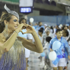 Gabi Martins surpreendeu ao evitar responder diretamente aos comentários de Solange Gomes e agradeceu às pessoas que a têm ajudado para a estreia na Sapucaí