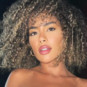 Sthe Matos está internada desde ontem (21) na Unidade de Terapia Intensiva (UTI) de um hospital após sentir fortes dores de cabeça