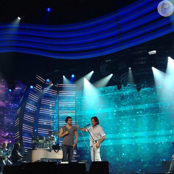 Luan Santana também dividiu o palco com Roberto Carlos no ensaio geral do especial de fim de ano do cantor