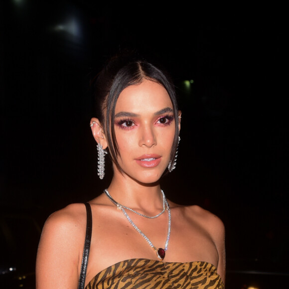 Bruna Marquezine escolheu um vestido com comprimento míni e meia-calça preta