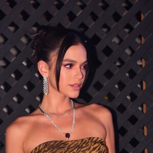 Outfit de festa usado por Bruna Marquezine valorizou as curvas da atriz