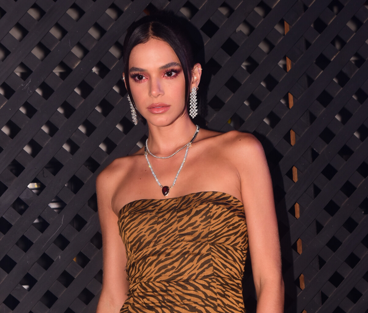 Foto: Bruna Marquezine usou make em tons vibrantes e com batom nude 