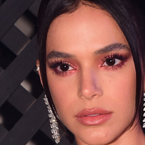 Bruna Marquezine usou make em tons vibrantes e com batom nude