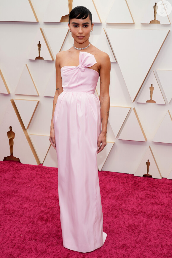 Oscar 2022: um longo rosa pastel foi a escolha de Zoe Kravitz para a premiação. Look era Saint Laurent.