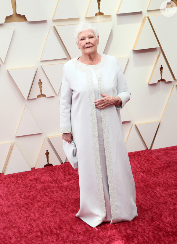 A atriz Judi Dench usou look Dolce & Gabanna all white no Oscar 2022