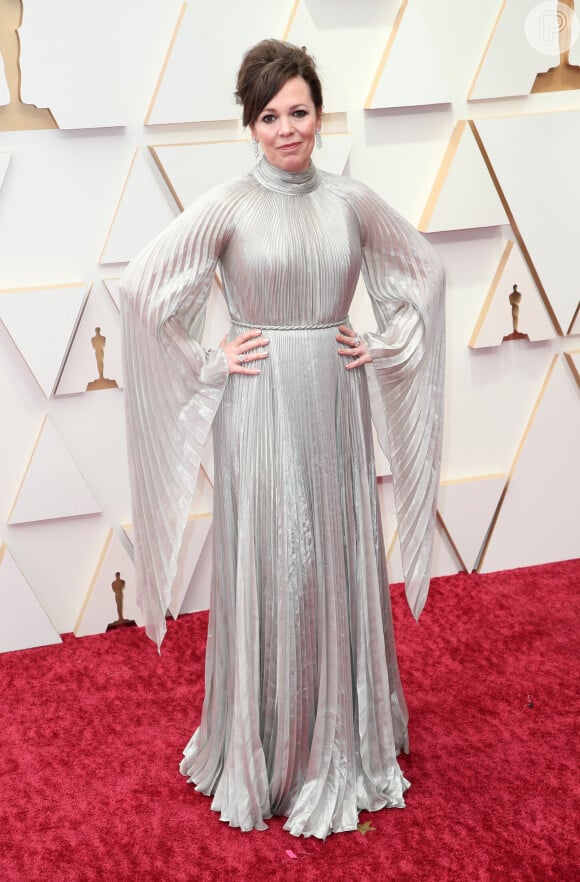 Olivia Colman foi ao Oscar 2022 com vestido longo prateado: a peça é da marca Dior