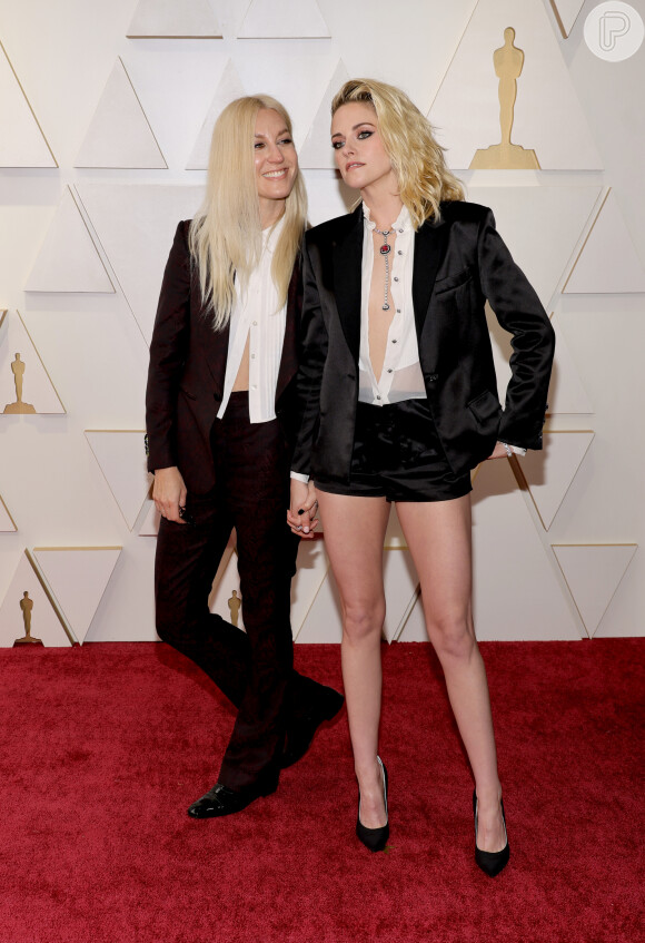 Oscar 2022: short e blazer Chanel foi a aposta Kristen Stewart para a premiação. Atriz levou a noiva, Dylan Meyer, ao evento.