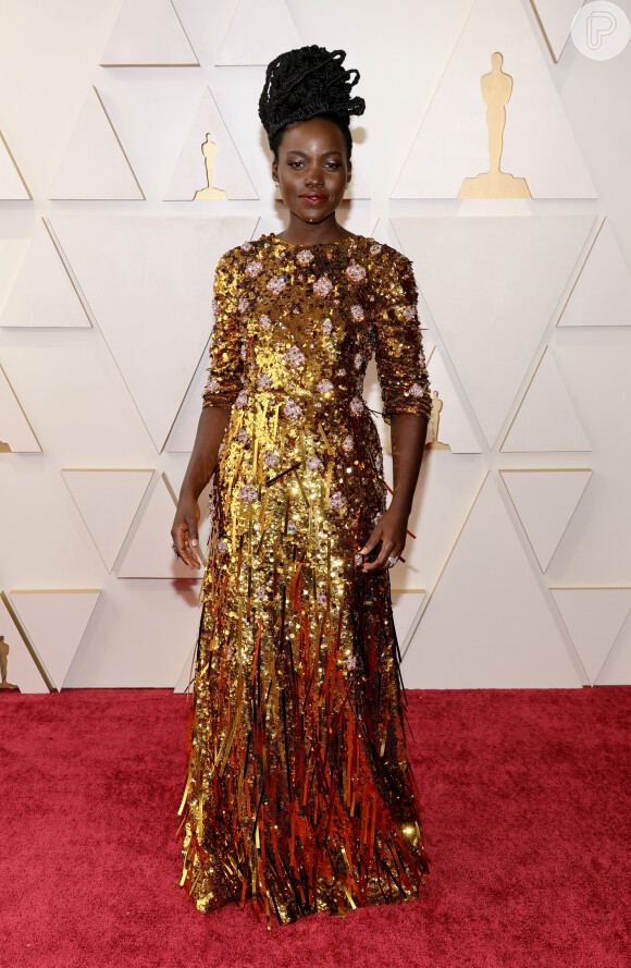 Look de Lupita Nyong'o no Oscar 2022 era um longo com franjas douradas da Prada