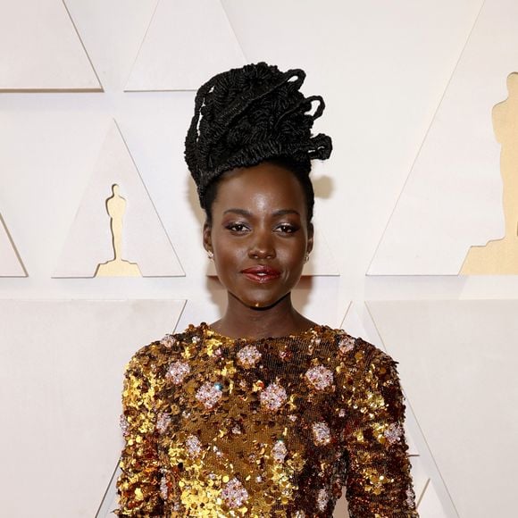Look de Lupita Nyong'o no Oscar 2022 era um longo com franjas douradas da Prada