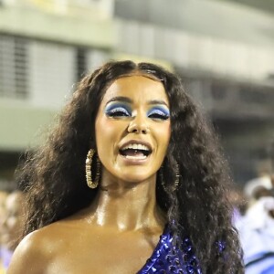 Carnaval 2022: Brunna Gonçalves usa conjunto azul com buracos no ensaio da Beija-Flor, no Rio