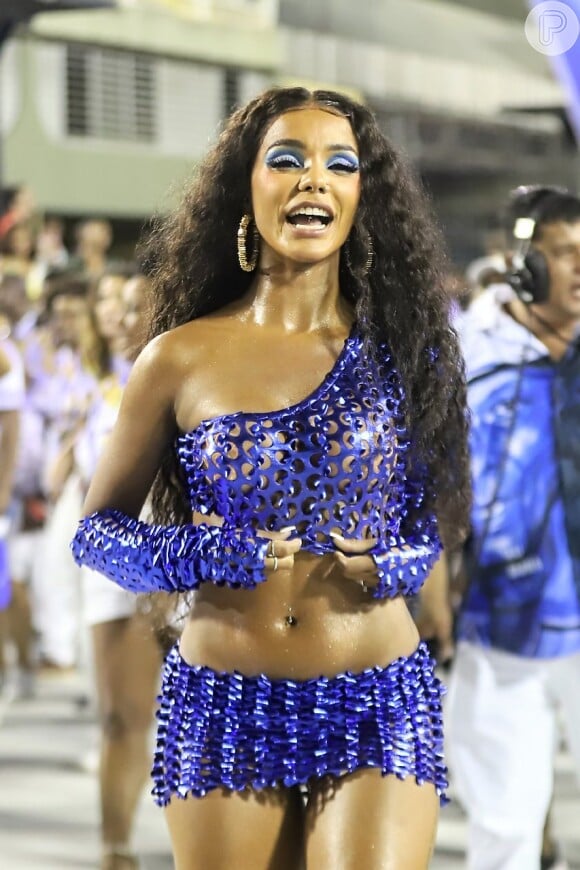 Carnaval 2022: Brunna Gonçalves usa conjunto azul com buracos no ensaio da Beija-Flor, no Rio