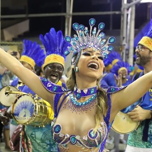 Carnaval 2022: Lexa, rainha de bateria da Unidos da Tijuca, exibe corpo em forma em fantasia cavada para desfilar em ensaio