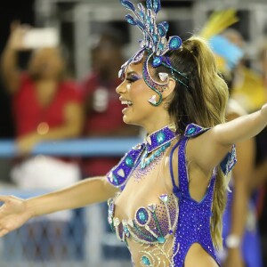 Carnaval 2022: Lexa impressiona com samba no pé e corpo escultural ao desfilar pela Sapucaí com fantasia cavada
