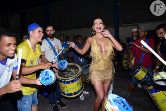 Carnaval 2022: Erika Schneider escolheu vestido dourado com decote profundo para ensaio da Águia de Ouro em São Paulo