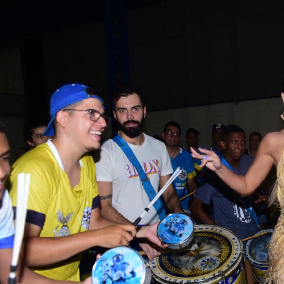 Carnaval 2022: Erika Schneider escolheu vestido dourado com decote profundo para ensaio da Águia de Ouro em São Paulo