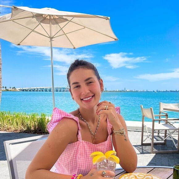 Virgínia Fonseca, grávida, avaliou que a filha mais velha está gostando da viagem a Miami, já que estava rindo a toa