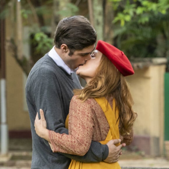 Isadora (Larissa Manoela) beija Davi/Rafael (Rafael Vitti) na novela 'Além da Ilusão'