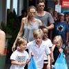 Filhos de Brad Pitt não só acompanharam o casal na entrada da capela, como fizeram participação especial