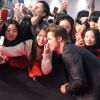 Atencioso com os fãs, Brad Pitt costuma parar para posar para selfies a cada première em que participa, como em Seul, na Coréia do Sul, em novembro deste ano