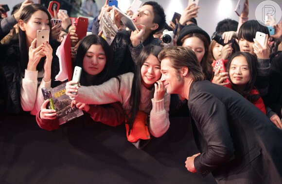 Atencioso com os fãs, Brad Pitt costuma parar para posar para selfies a cada première em que participa, como em Seul, na Coréia do Sul, em novembro deste ano