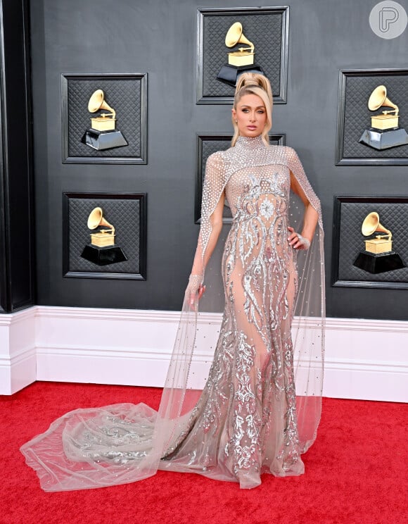 Vestido longo de festa com capa e brilho: Paris Hilton escolheu modelo fashionista no Grammy 2022