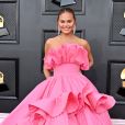 Vestido rosa de moda festa com babados: o look de Chrissy Teigen no Grammy 2022 era maximalista   