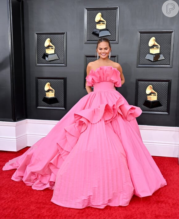 Vestido rosa de moda festa com babados: o look de Chrissy Teigen no Grammy 2022 era maximalista