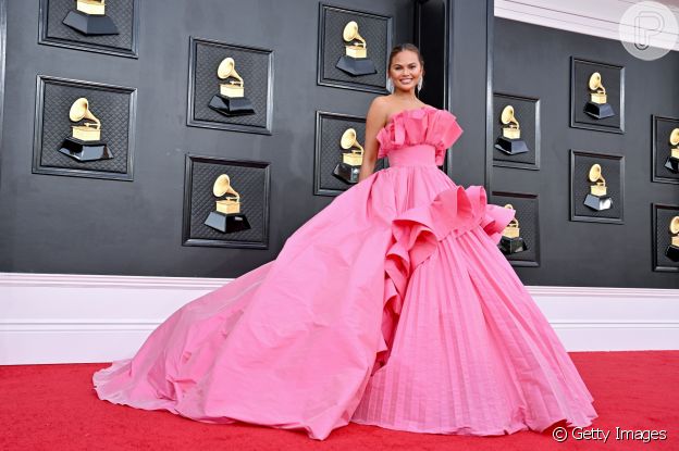 Vestido longo cor de rosa: o modelo maximalista de Chrissy Teigen foi destaque no Grammy 2022