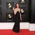 Vestido de festa preto com modelagem sequinha e recortes foi a escolha da modelo Lily Aldridge para o Grammy 2022