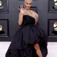 Vestido preto assimétrico com volume na saia:  Saweetie usou Oscar de La Renta no Grammy 2022 