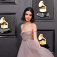 O vestido longo de festa usado por Rachel Zegler no Grammy 2022 tinha transparência e tons pastel