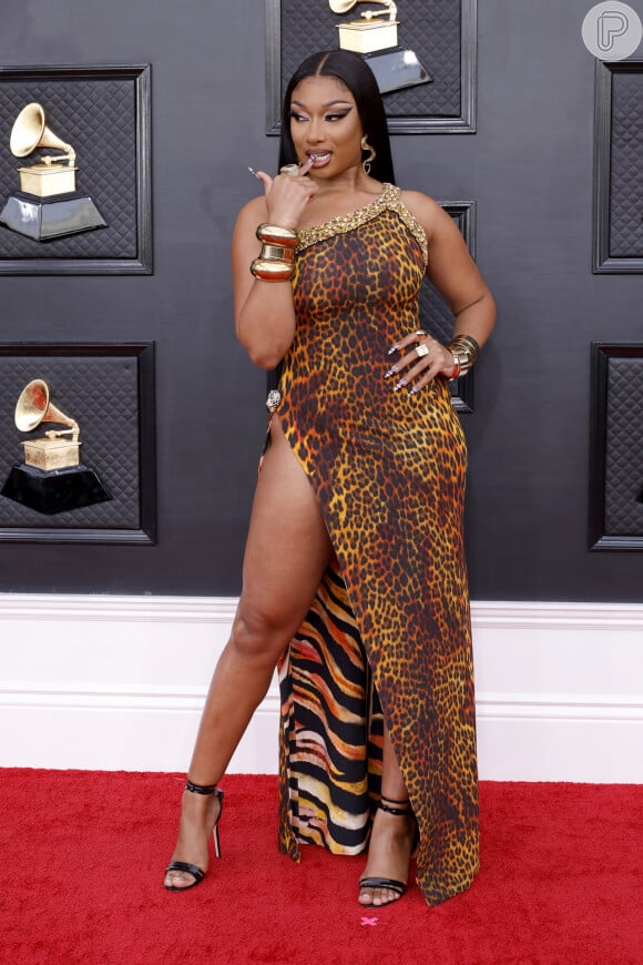 Vestido longo de festa com estampa animal print: o outfit de Megan Thee Station no Grammy 2022 foi autêntico.
