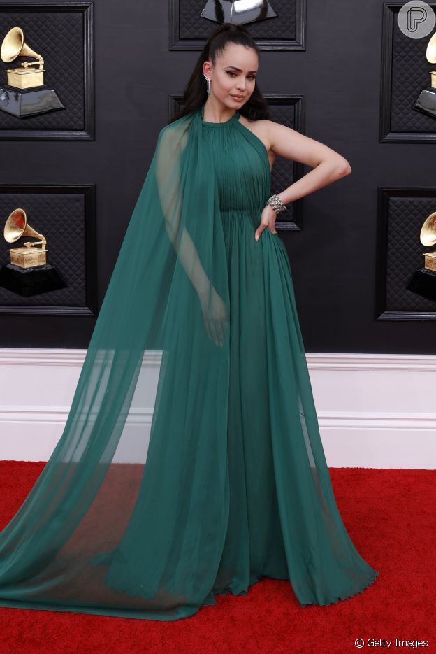 Vestido de festa longo com capa: modelo verde e com transparência foi escolha de Olivia Carson