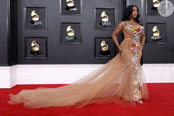 Os brilhos e a cauda exuberante foram destaque do vestido de festa de SZA no Grammy 2022
