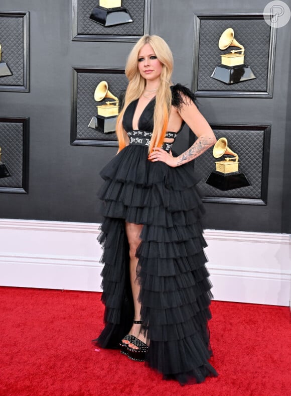 Vestido preto de festa com babados e saia mullet: inspire-se no visual de Avril Lavigne no Grammy 2022