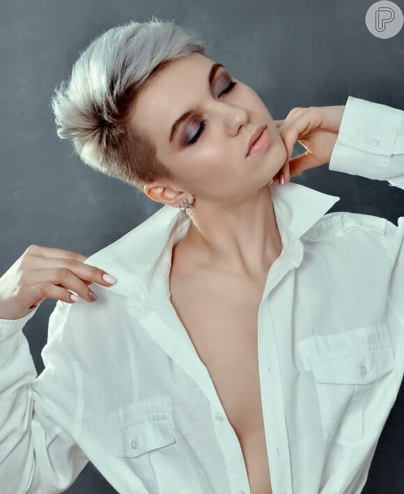 Pixie com cabelo loiro e side cut é um visual ousado e cheio de personalidade