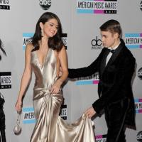 Selena Gomez, solteira, fala em programa de TV que fez Justin Bieber chorar