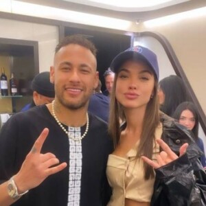 No último domingo (03), Neymar recebeu algumas convidadas em seu camarote