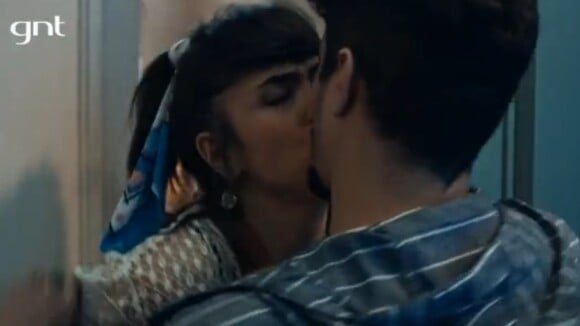 Caio Castro e Maria Casadevall, namorados na vida real, se beijam em série de TV