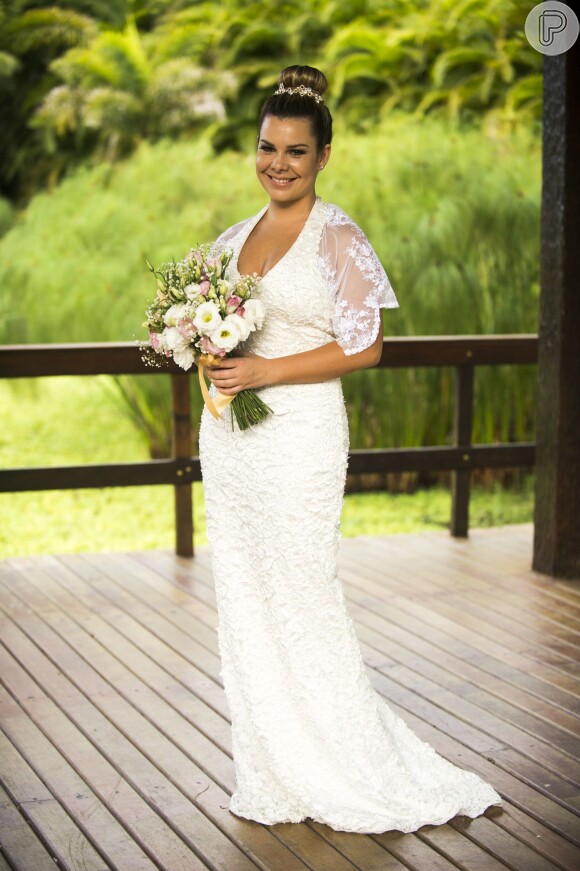 Fernanda Souza mostrou foto vestida de noiva para gravação da novela 'Malhação'