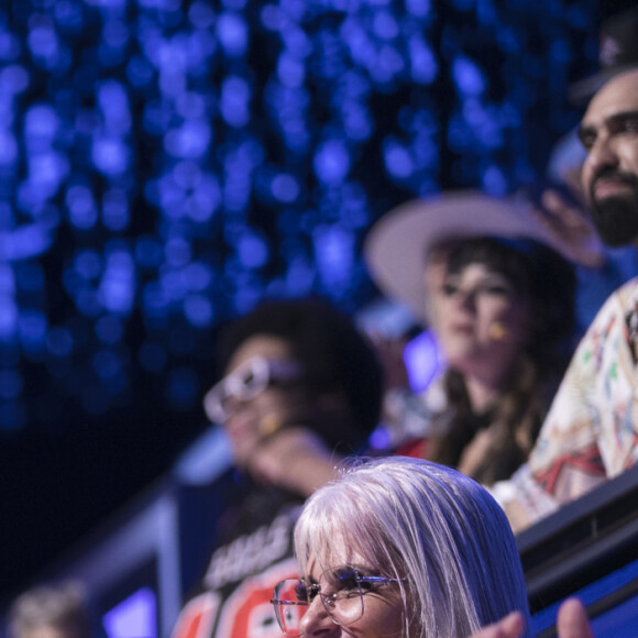 Canta Comigo, da Record TV, é uma competição musical com 100 jurados. O programa era apresentado originalmente por Gugu Liberato 