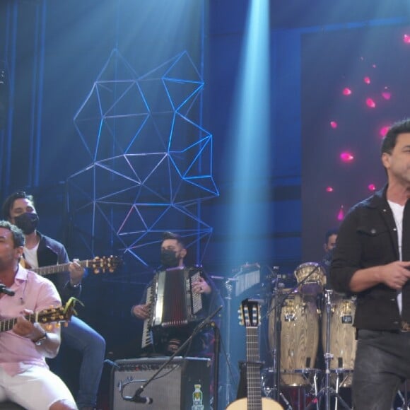 Web questiona músico fazendo segunda voz para Zezé Di Camargo