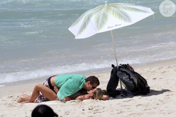 Parece que a praia da Barra da Tijuca é o novo ponto do amor! Fernanda de Freitas recebeu muitos beijos do namorado nas areias carioca