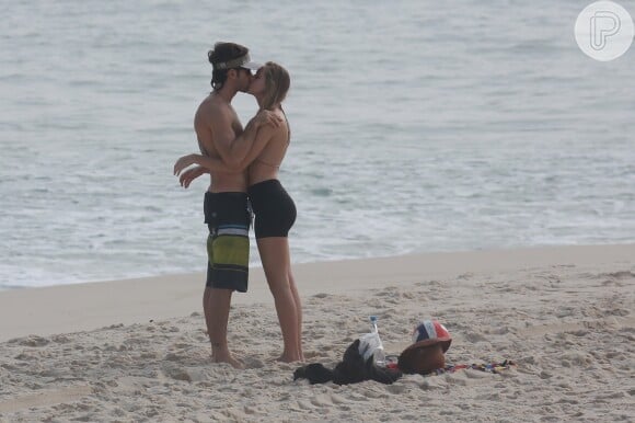 Kayky Brito foi só amor na praia da Reserva, na Zona Oeste do Rio, com a nova namorada, Bianca Grubhofer Amaral