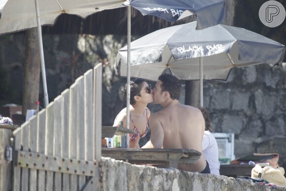 Sophie Charlotte e Daniel de Oliveira foram flagrados uma vez aos beijos em uma praia do Rio