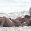 Bruno Gissoni e Yanna Lavigne deitaram na areia e enquanto se bronzeavam, trocavam carinhos