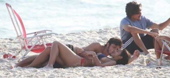 Bruno Gissoni e Yanna Lavigne deitaram na areia e enquanto se bronzeavam, trocavam carinhos